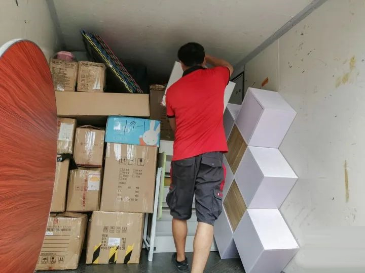  搬家是一件大事，选择合适的搬家公司至关重要。本文将比较不同搬家公司服务的优劣，帮助您找到最适合您的搬家方案，让搬家过程轻松便捷。